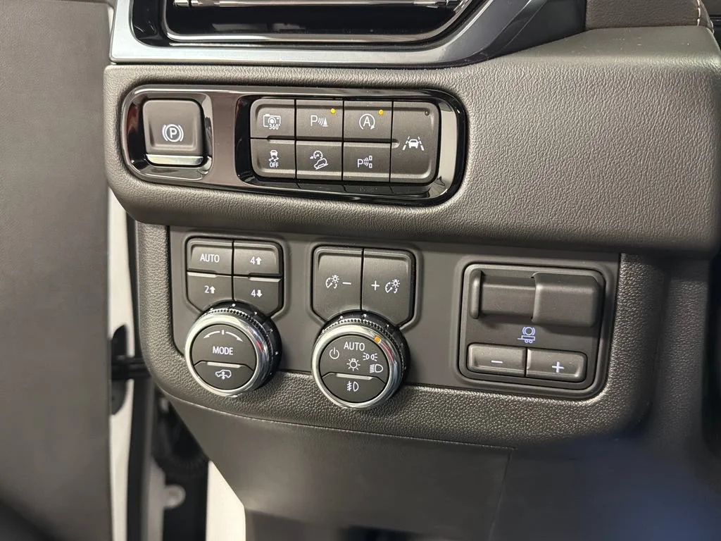 New 2026 Summit White GMC AT4 image 31