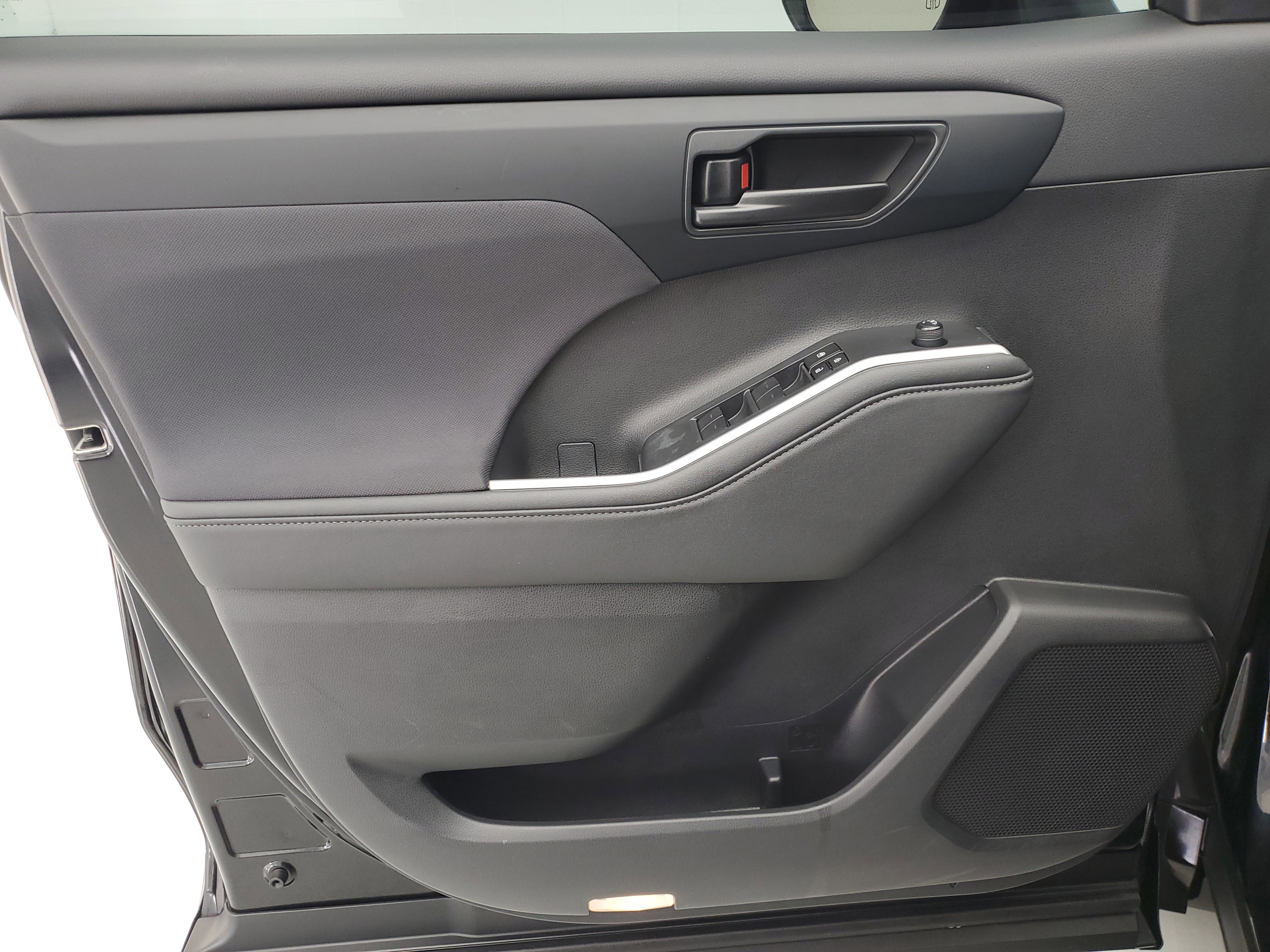 2024 Toyota Highlander LE - Photo 22