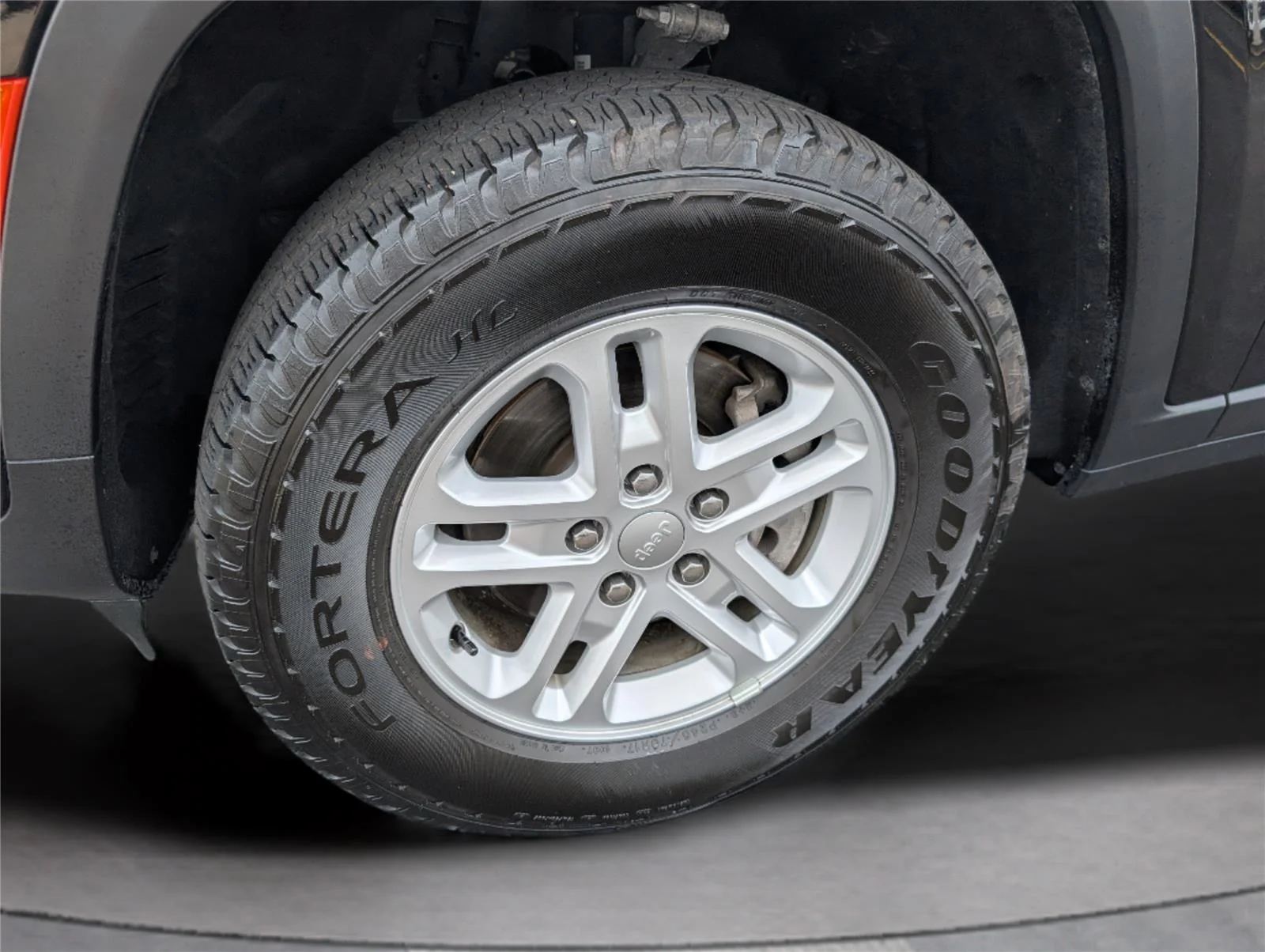 Used 2024 Diamond Black Crystal Pearlcoat Jeep Laredo image 38
