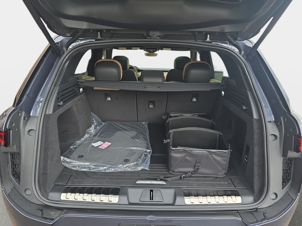 New 2026 Varesine Blue Land Rover Dynamic SE image 10
