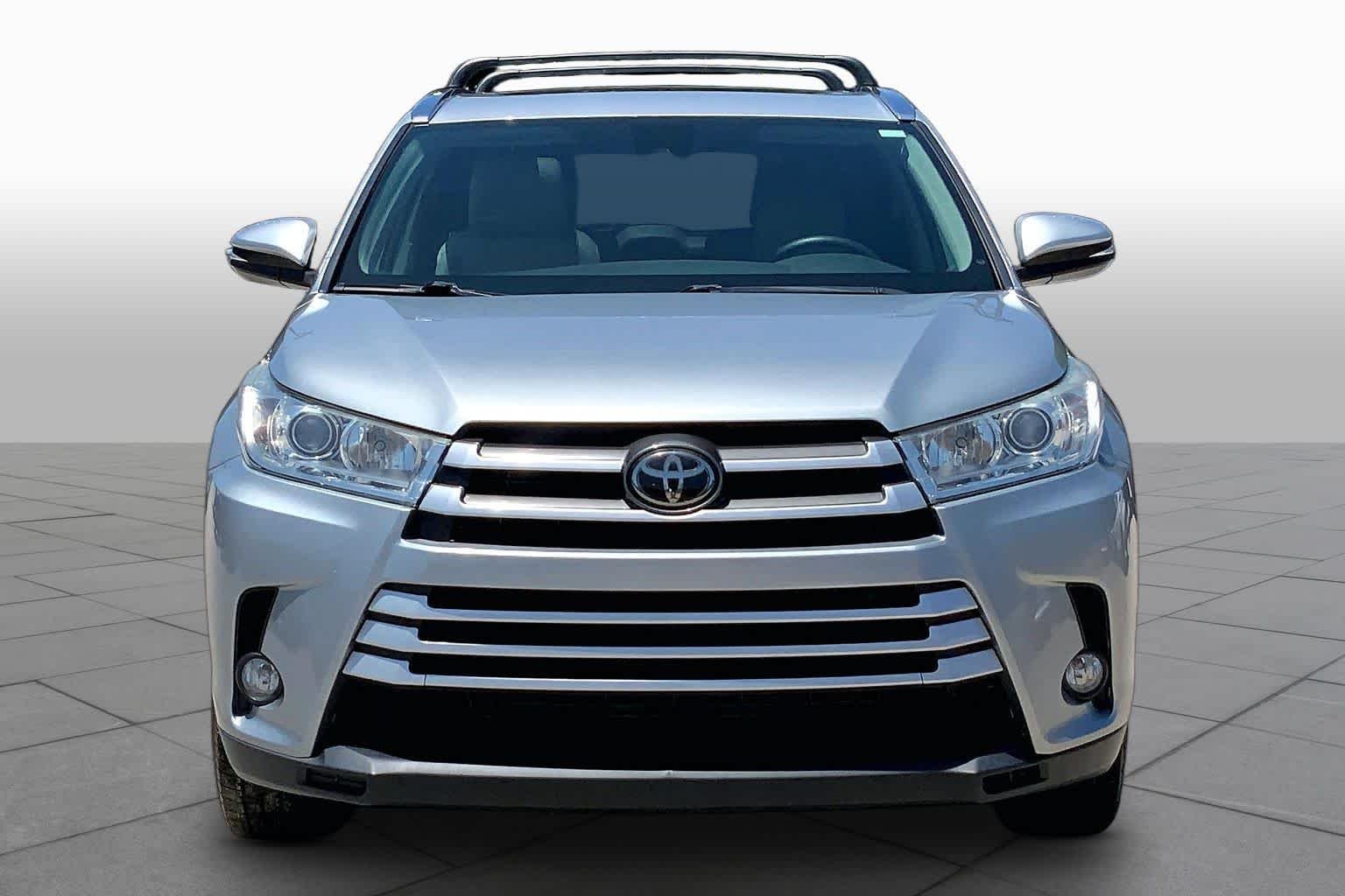 Used 2018 Celestial Silver Metallic Toyota XLE image 4