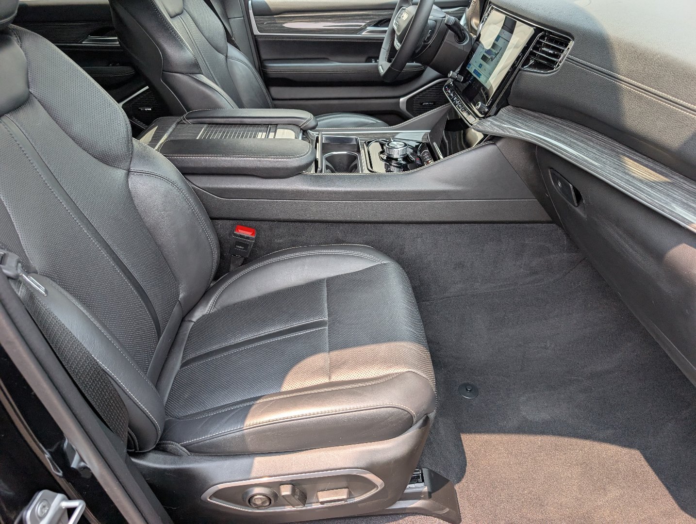 Used 2022 Diamond Black Crystal Pearlcoat Jeep Series II image 11
