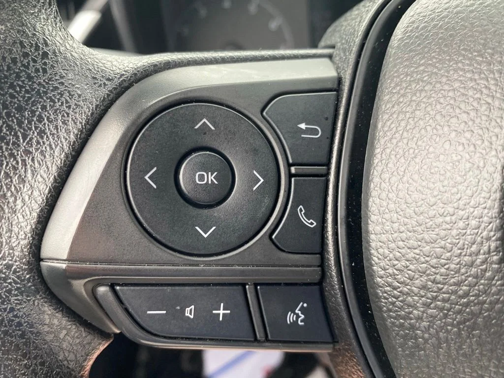 Used 2025  Toyota LE image 27