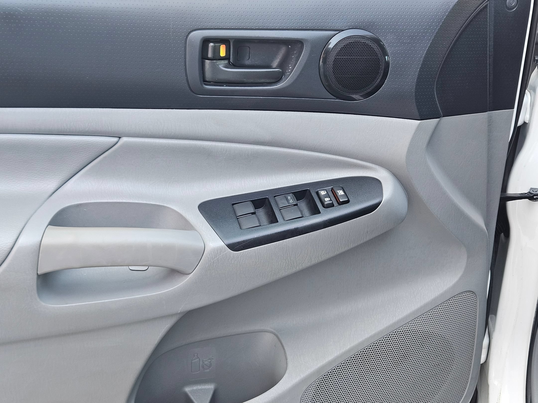 Used 2013 Super White Toyota  image 17