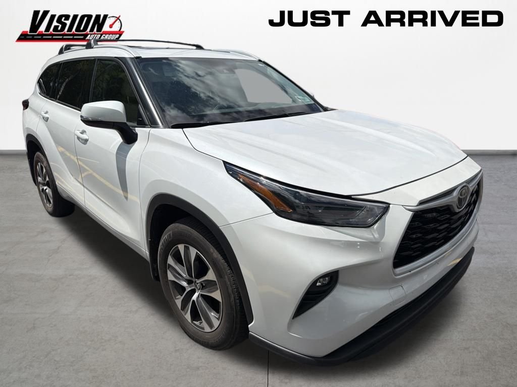 Used 2022 Beige Toyota XLE image 3