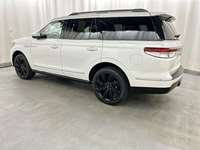 Used 2024 White Lincoln Reserve image 3