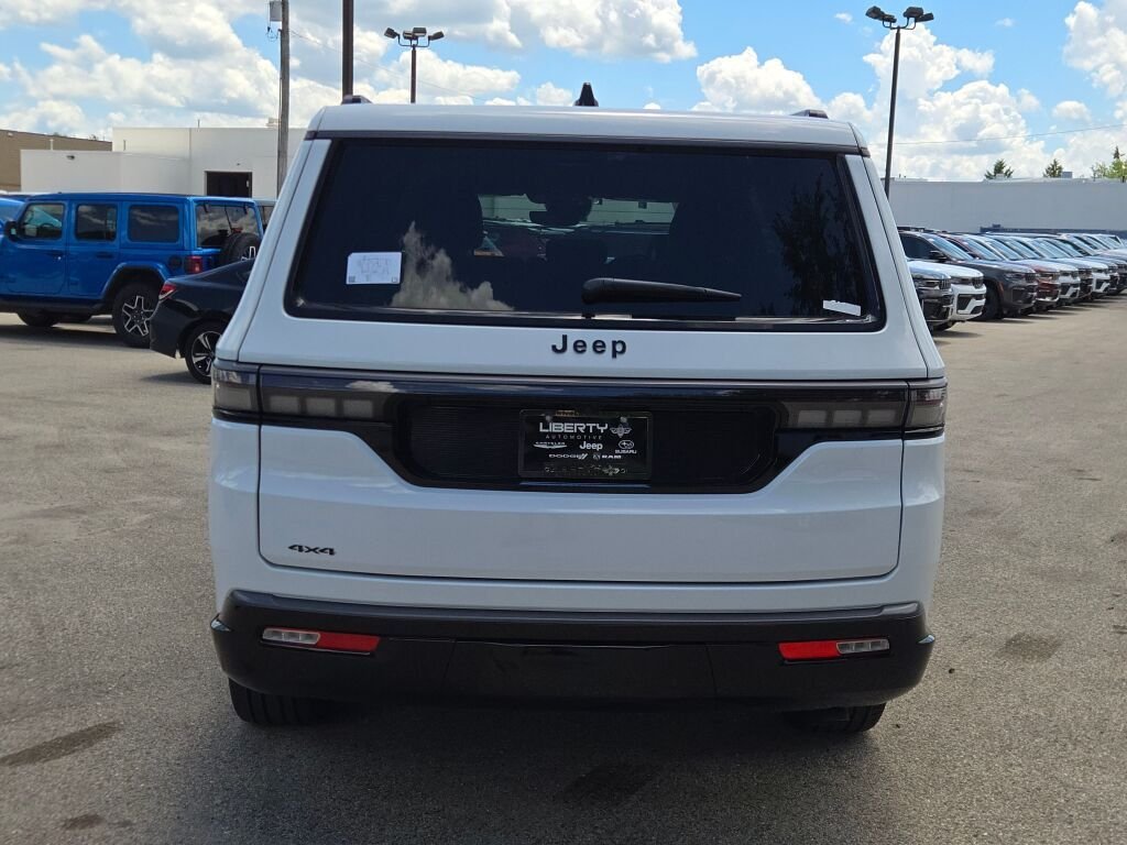 New 2026 Bright White Clear-Coat Exterior Paint Jeep Limited Reserve image 15