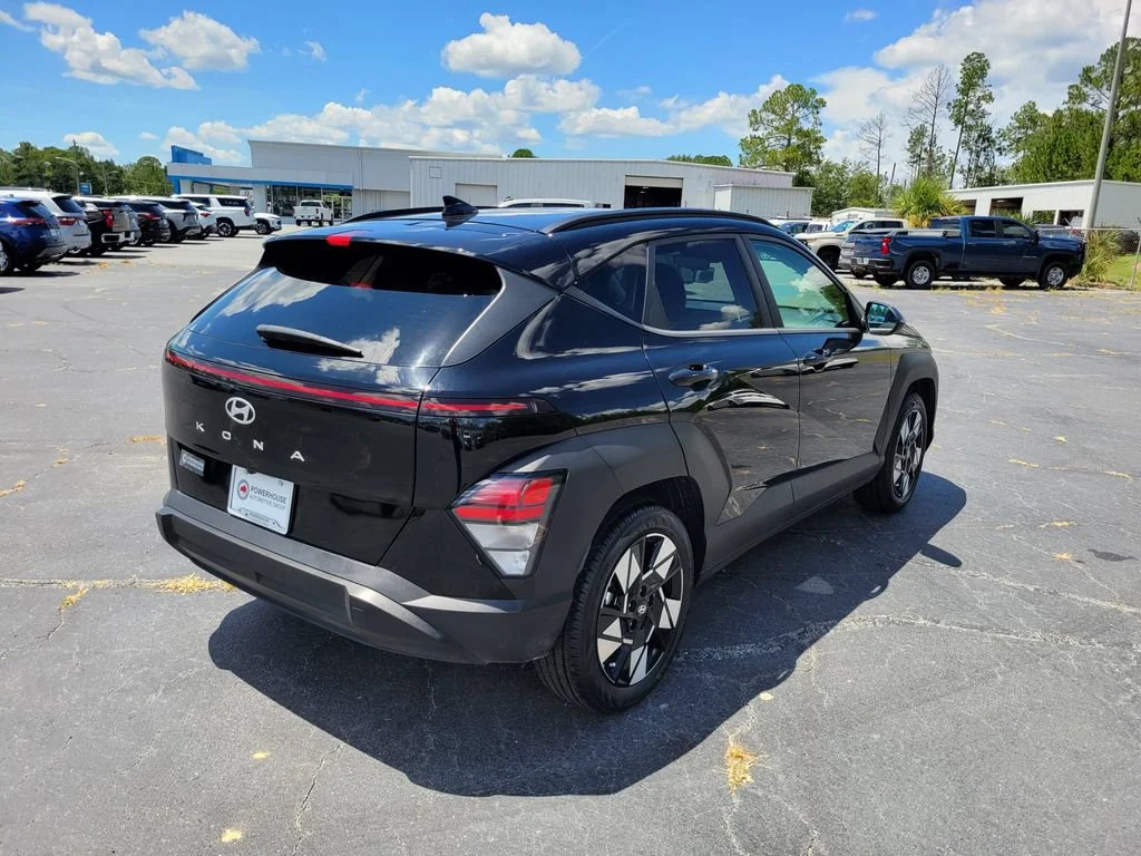 Used 2025 Black Hyundai SEL image 5