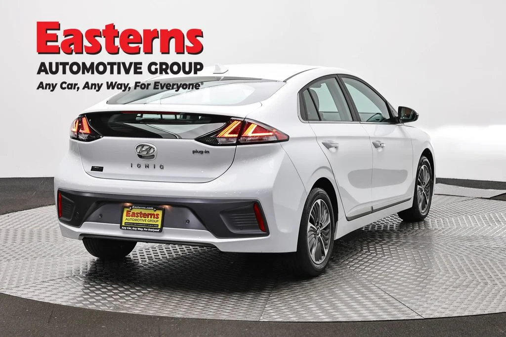 Used 2021 White Hyundai Limited image 5