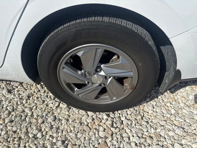 Used 2024 White Hyundai SE image 11
