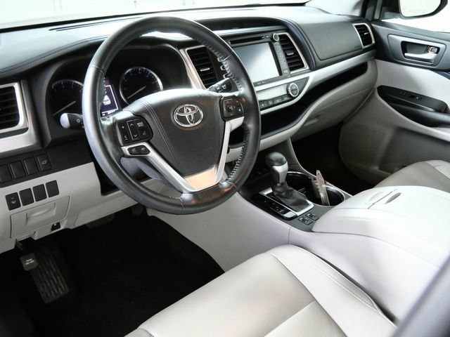 Used 2015 Gray Toyota XLE V6 image 3