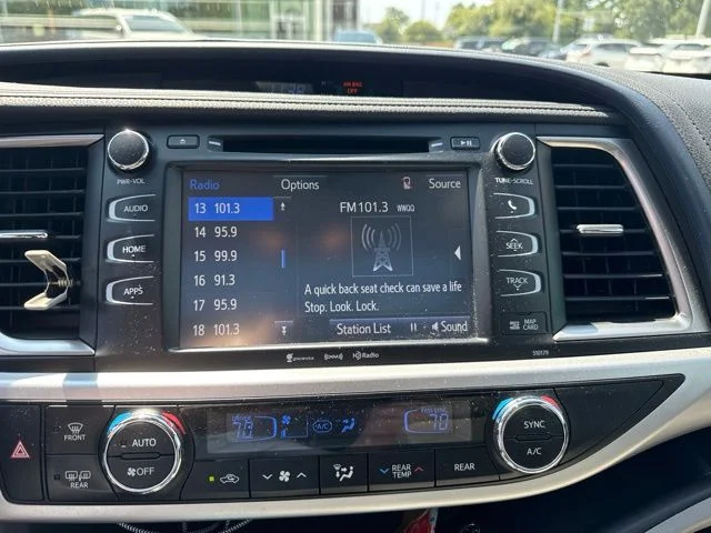 Used 2018 Silver Toyota XLE image 11