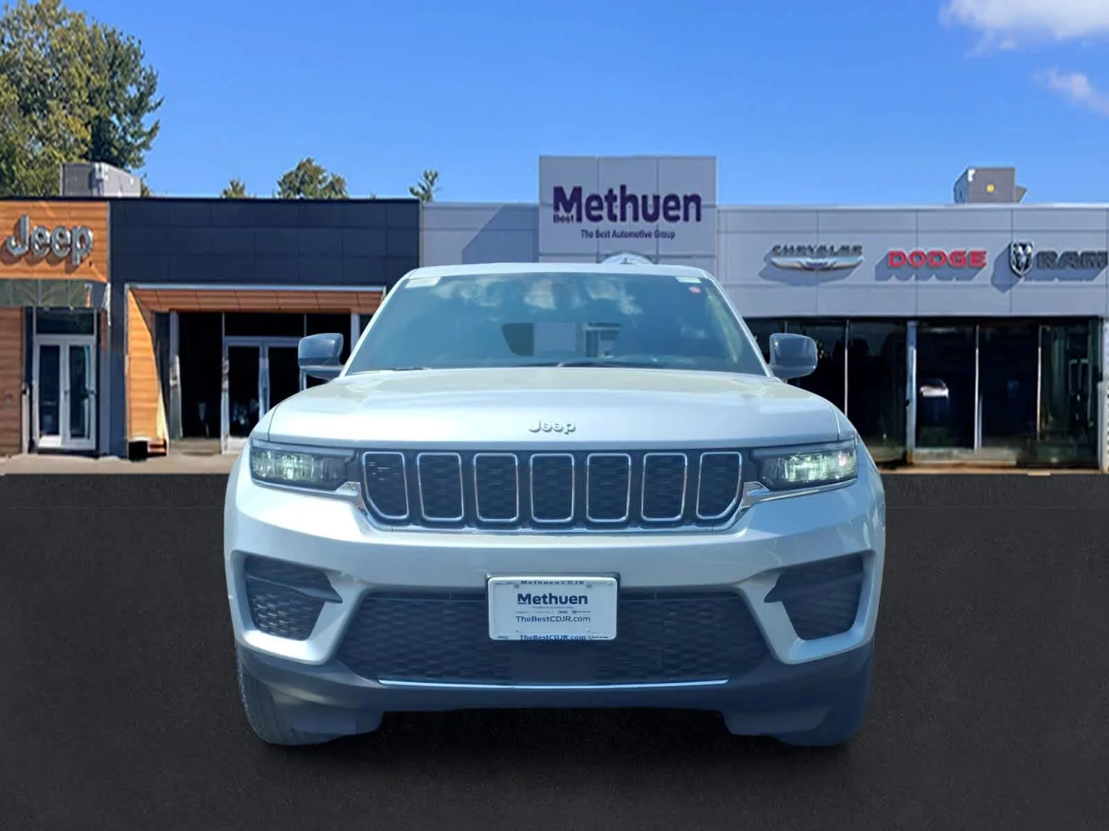 New 2026 Silver Zynith Exterior Paint Jeep Laredo image 2