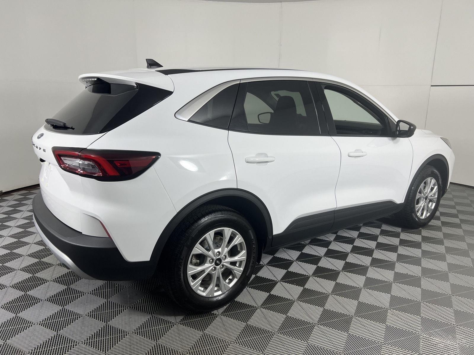 Used 2023 Oxford White Ford Active image 11