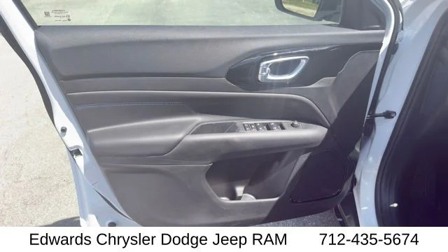 New 2026 White Jeep Latitude image 15