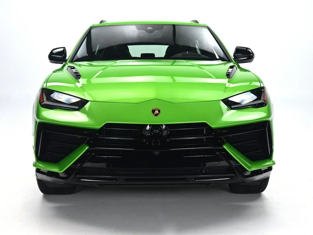 Used 2023  Lamborghini  image 2
