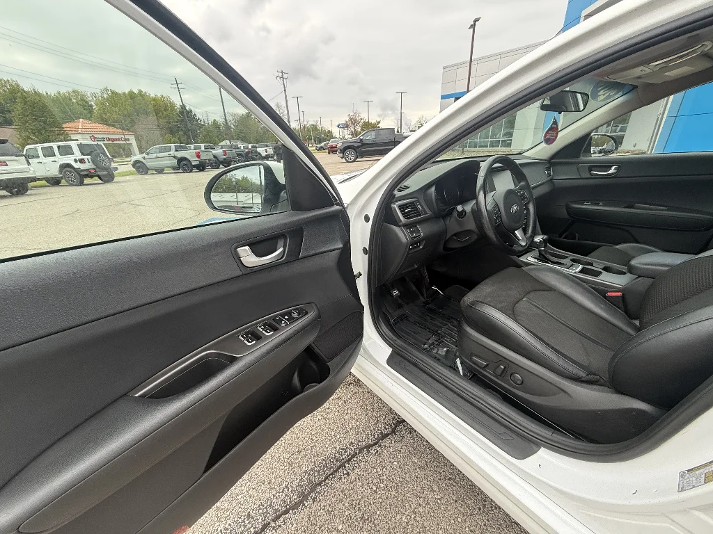 Used 2018 Snow White Pearl Kia LX image 11
