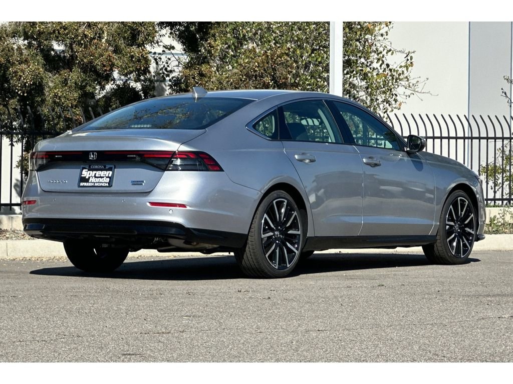 New 2026 Solar Silver Metallic Honda Touring image 4