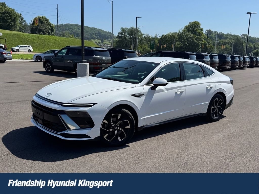 Used 2024 White Hyundai SEL image 1