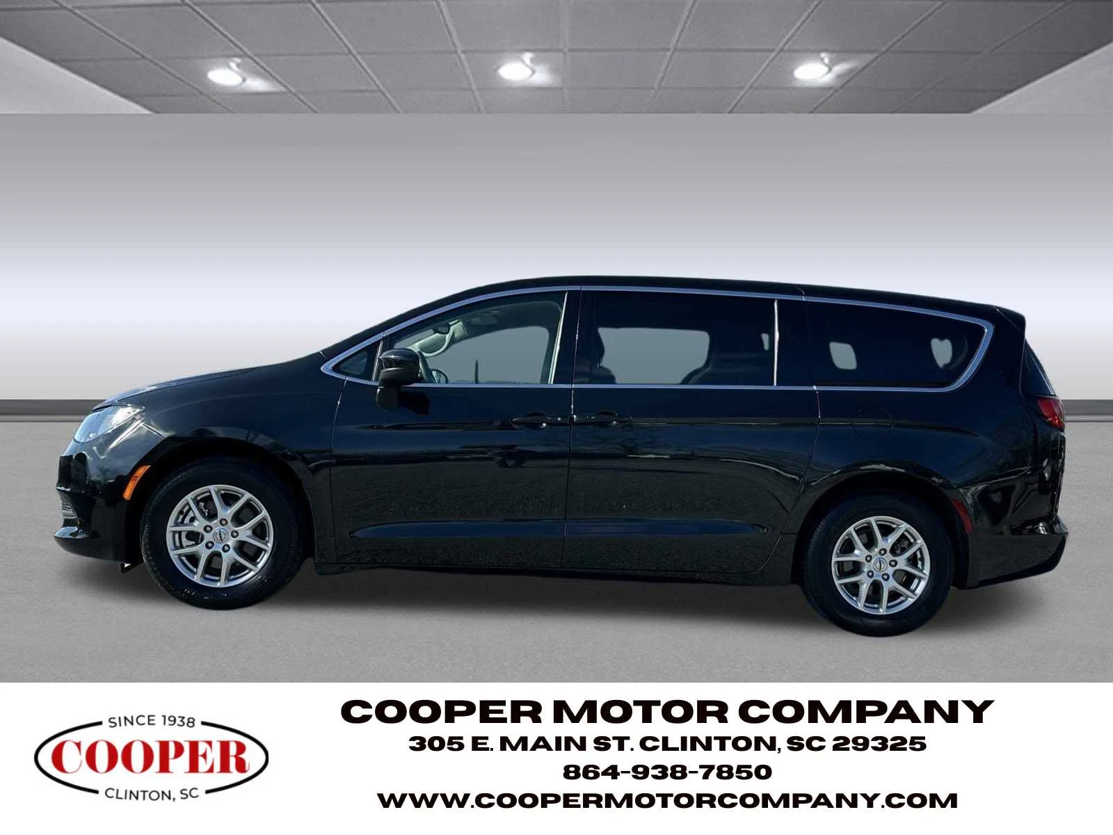 Used 2023 Brilliant Black Crystal Pearlcoat Chrysler LX image 4