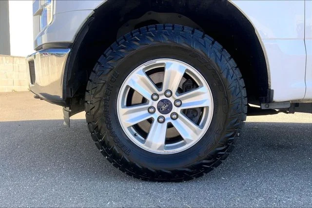 Used 2015 Oxford White Ford XLT image 9