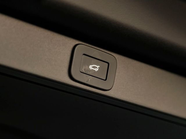 New 2026 Fuji White Land Rover SE image 30