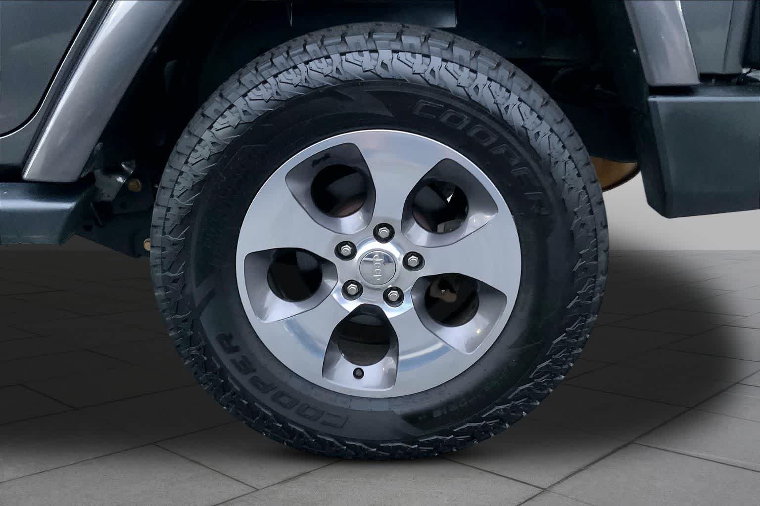 Used 2017 Granite Crystal Met. Clear Coat Jeep Sahara image 11
