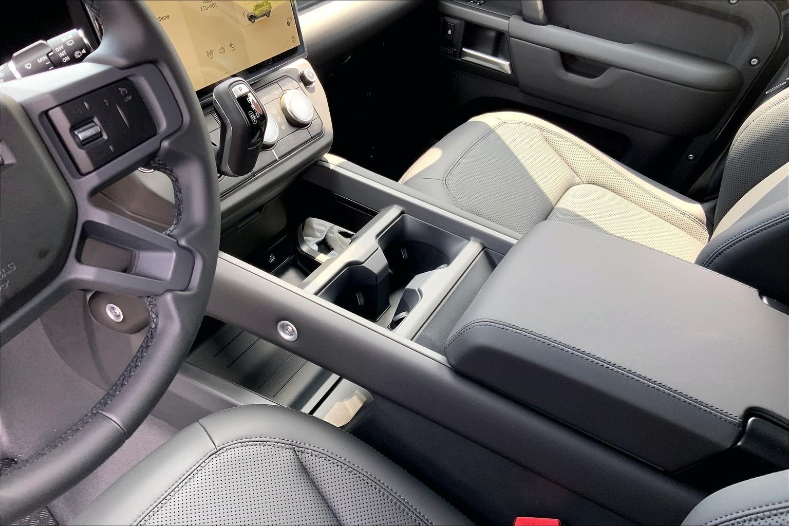 New 2026 Santorini Black Land Rover X-Dynamic SE image 7