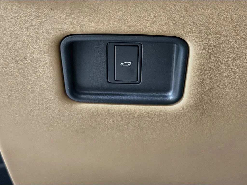 New 2026 British Racing Green Land Rover SE image 10