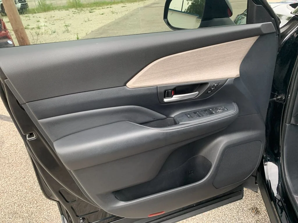 Used 2025 Black Toyota Platinum image 12