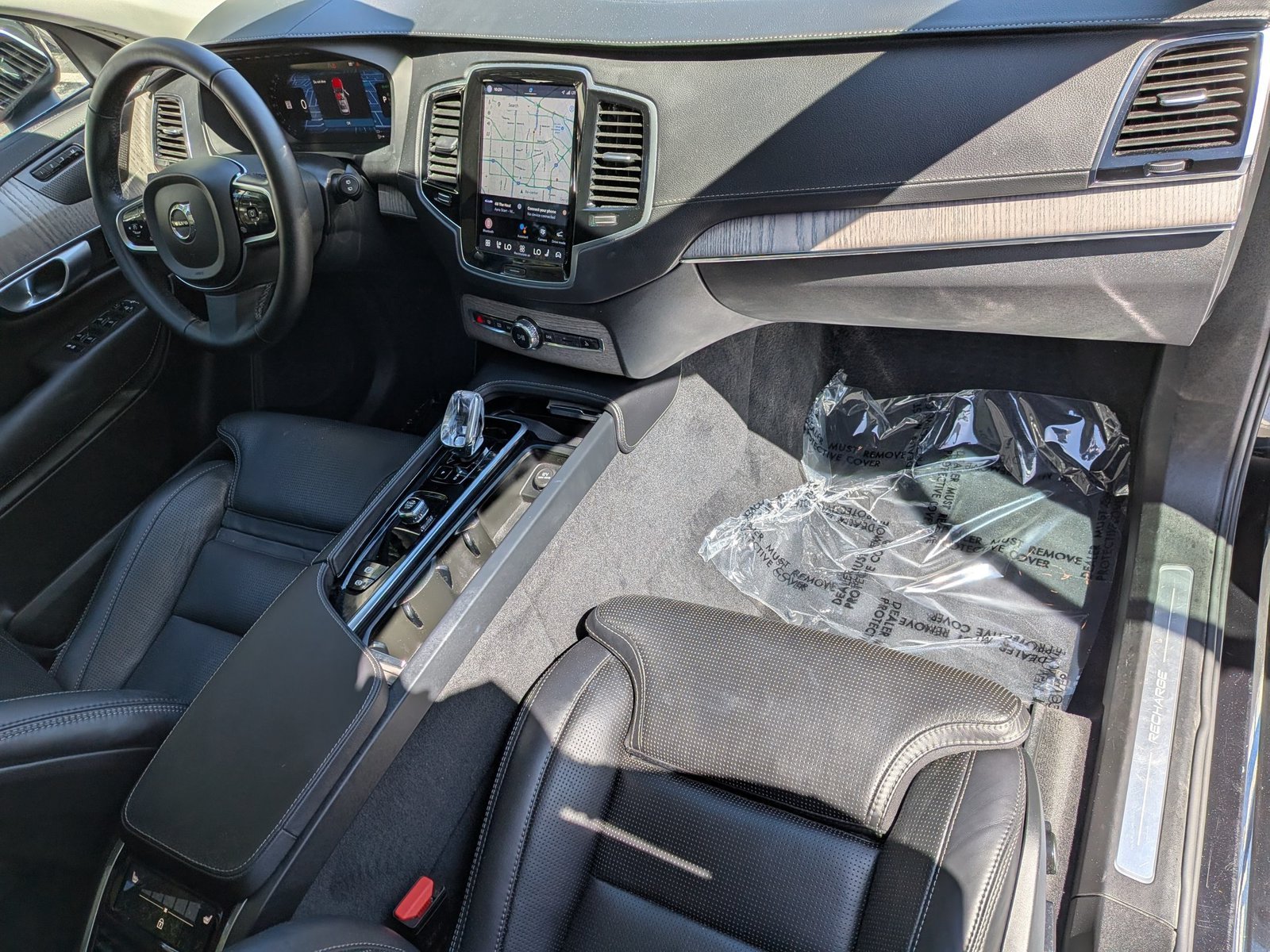 Used 2024 Onyx Black Metallic Volvo Ultimate Bright Theme image 24