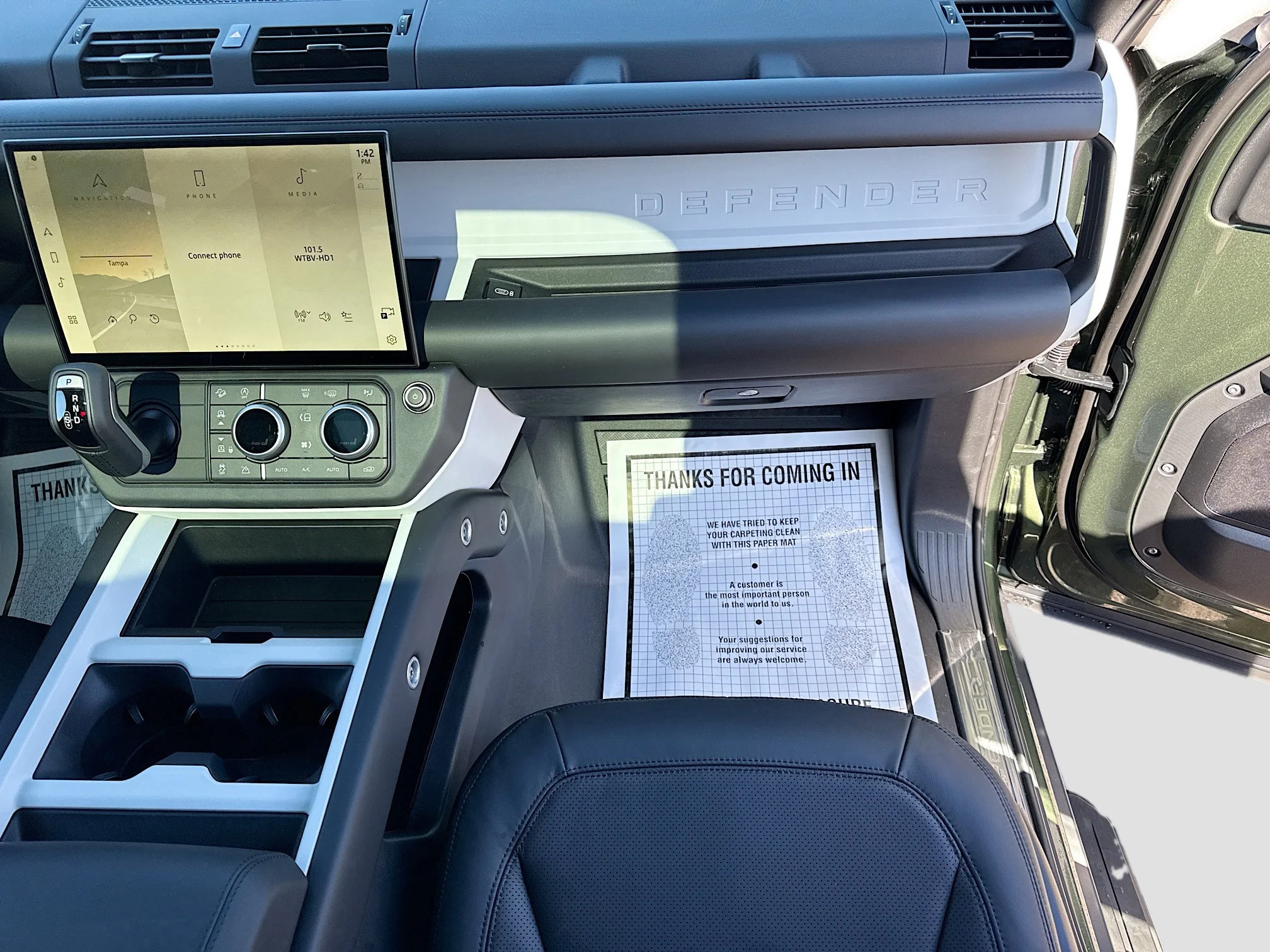 New 2026 Woolstone Green Metallic Land Rover X-Dynamic SE image 17