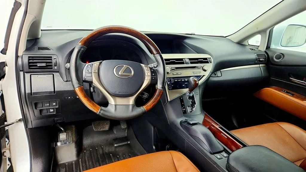 Used 2013 Starfire Pearl Lexus AWD 4dr w/ Navigation, Blind Spot Monitor & Heated/Cooled Seats image 13