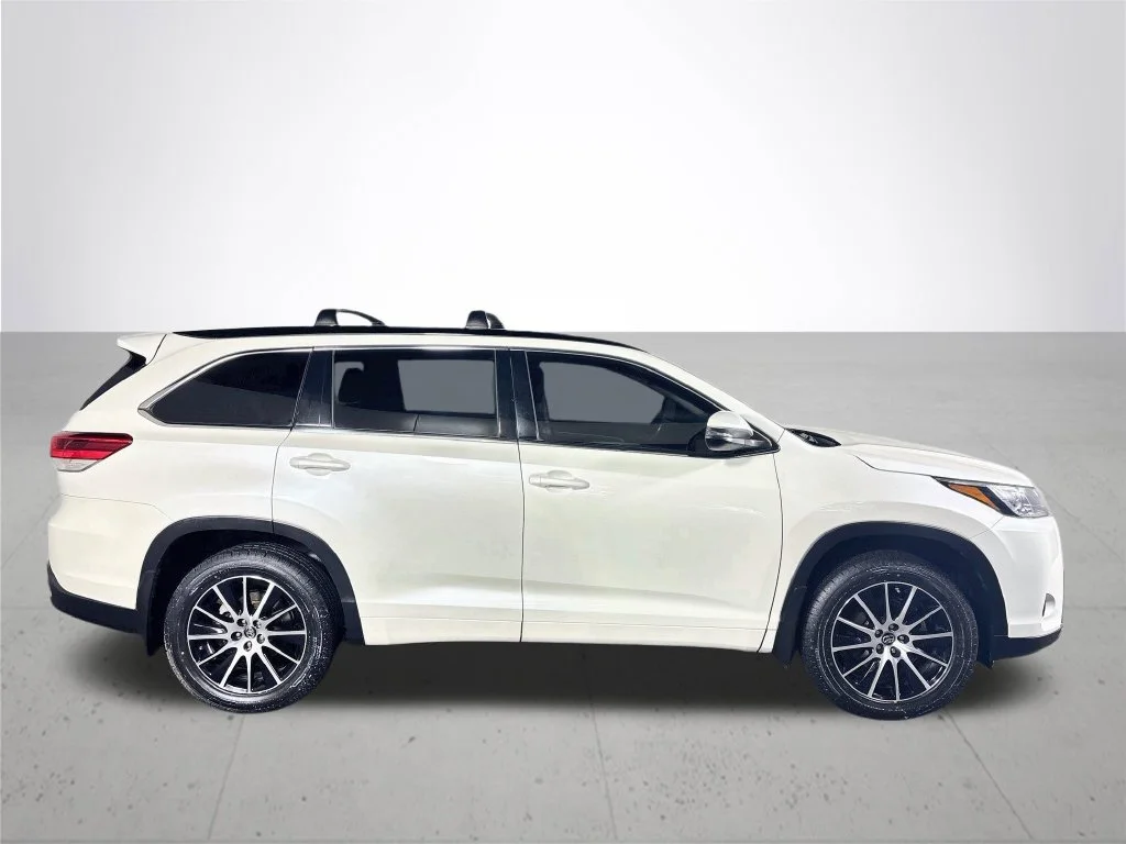 Used 2017 White Toyota SE image 5