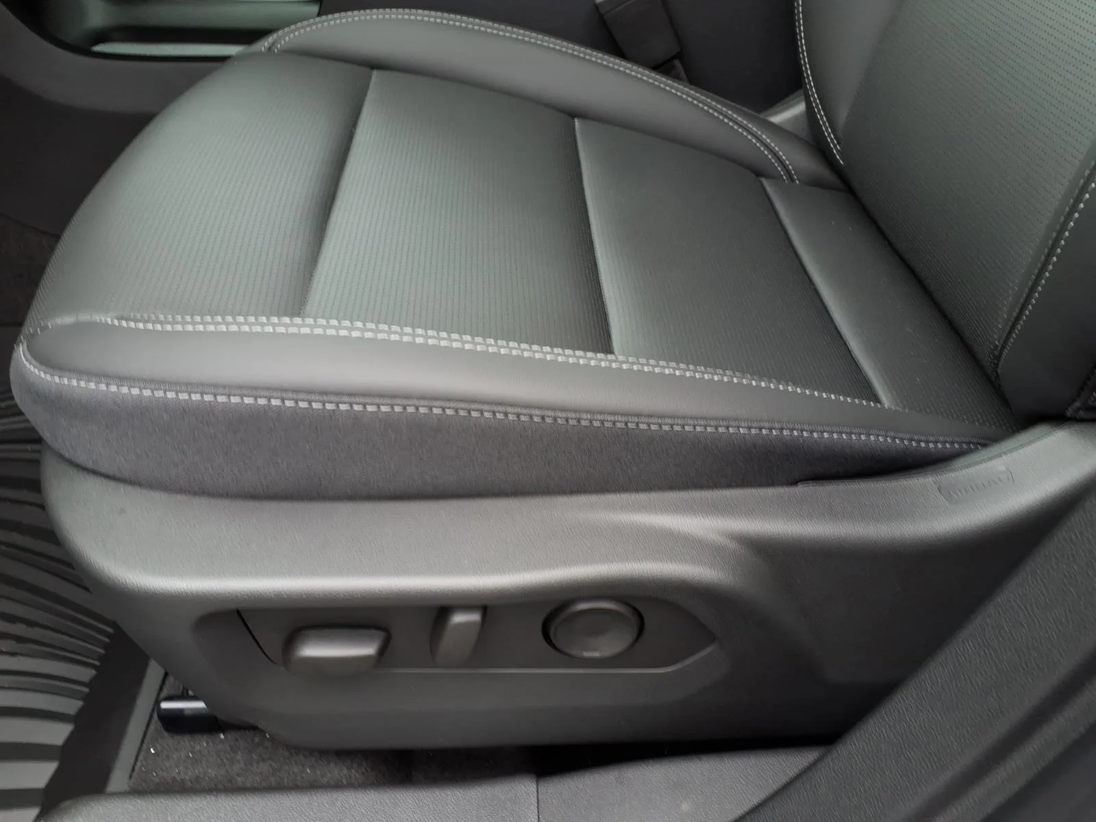 New 2026 Summit White Buick Preferred image 13