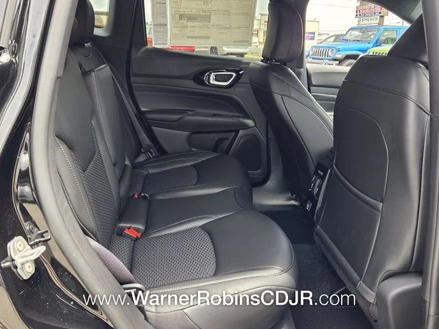New 2026 Diamond Black Crystal Pearlcoat Jeep Latitude image 15