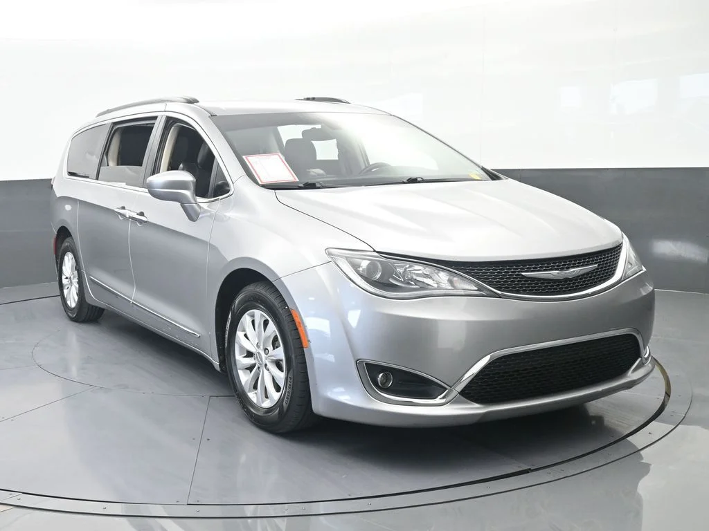 Used 2017 Billet Silver Metallic Clearcoat Chrysler Touring L image 9