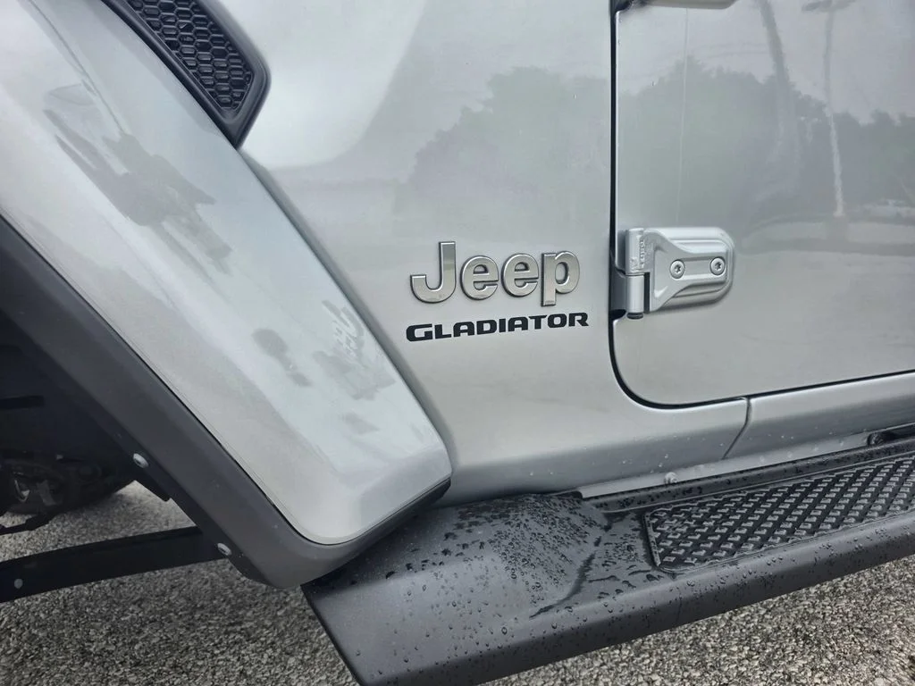 Used 2022 Silver Jeep Overland image 32