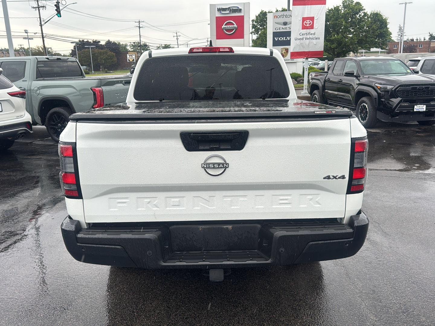Used 2022 Glacier White Nissan S image 5