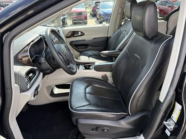 Used 2023 Black Chrysler Limited image 13