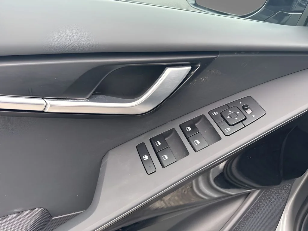 Used 2025 Gray Kia Wind image 24