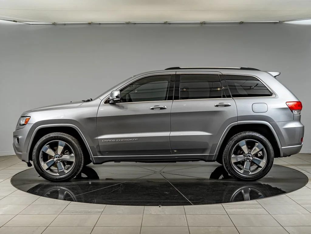 Used 2015 Billet Silver Metallic Clearcoat Jeep Overland image 8