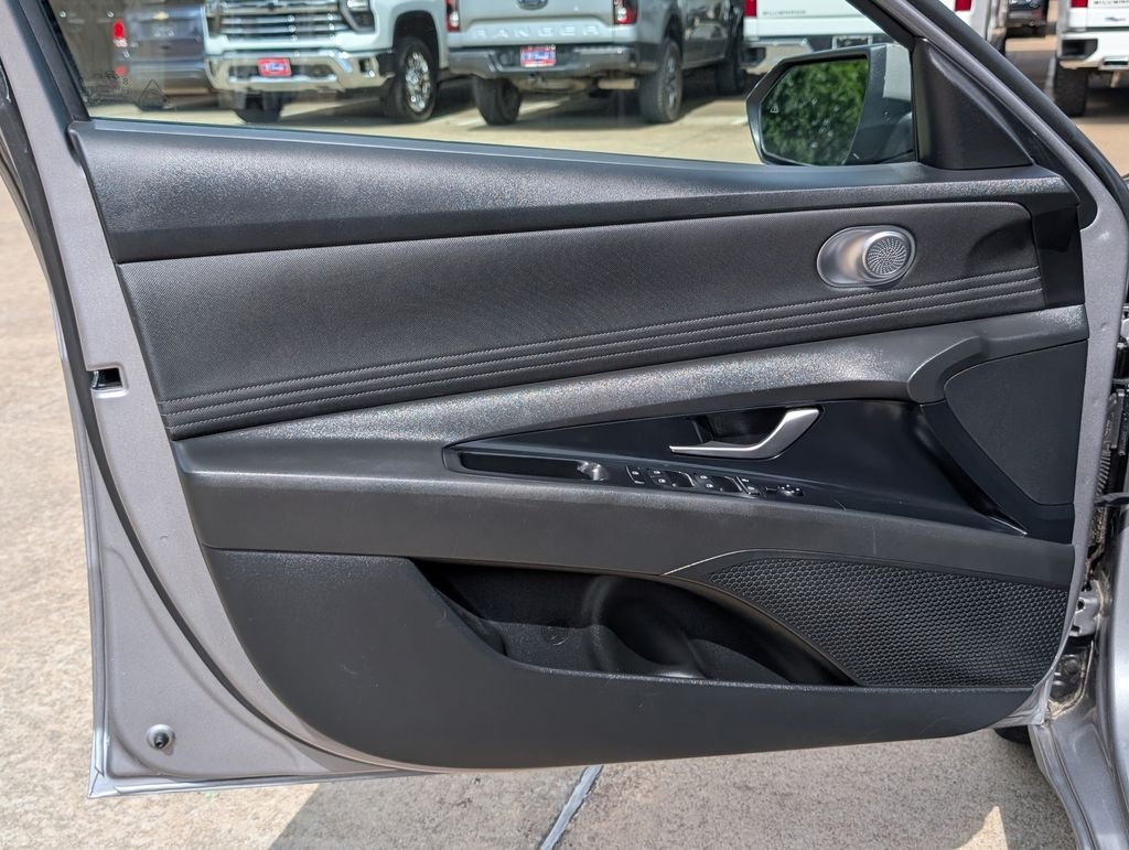 Used 2025 Silver Hyundai SEL Convenience image 15