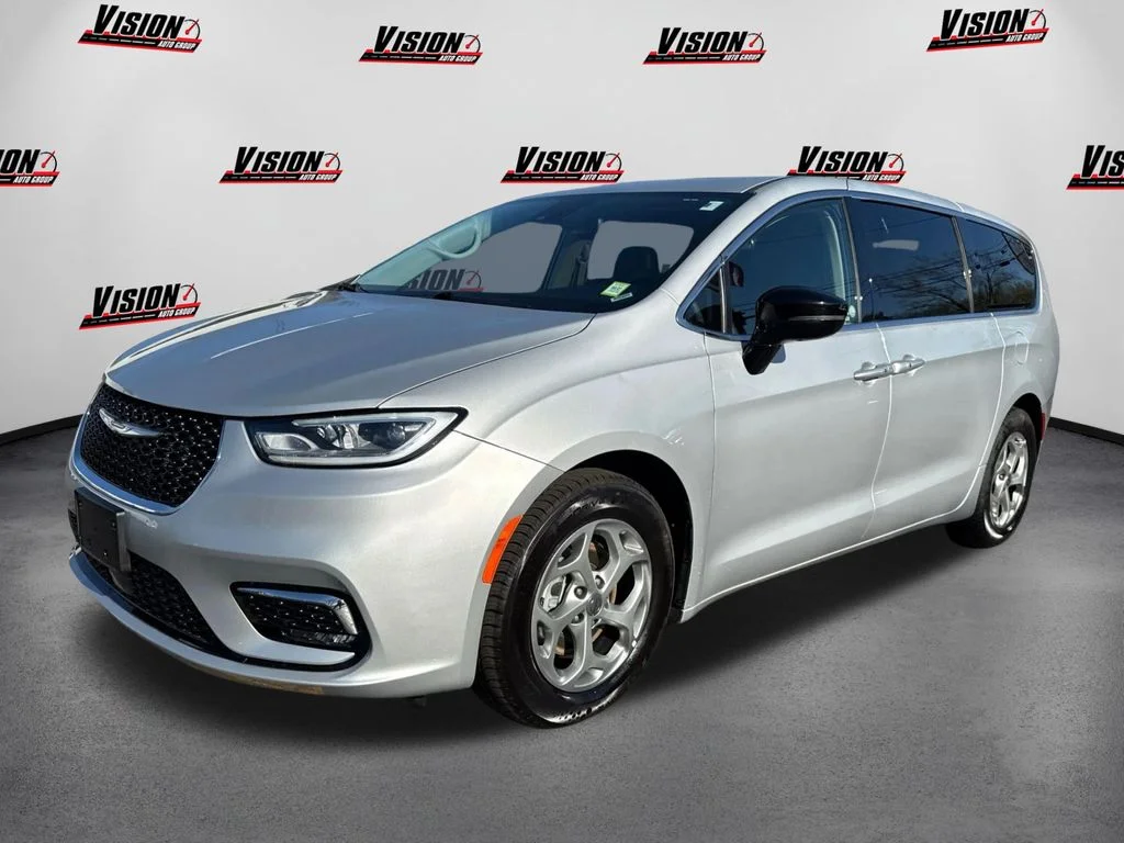 2024 Chrysler Pacifica Limited's photo