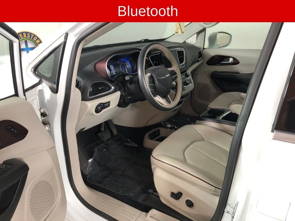 Used 2018 Bright White Clearcoat Chrysler Limited image 8