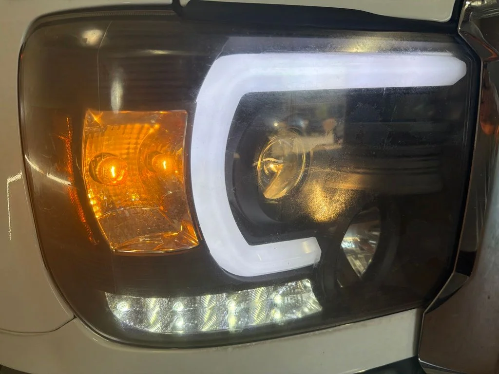 Used 2018 Summit White GMC Base image 9