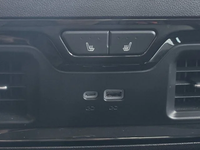 Used 2025 White GMC AT4 image 27