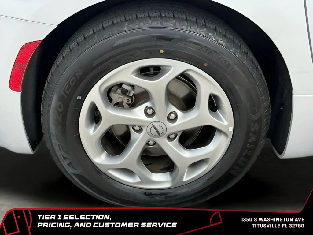 Used 2024 Silver Chrysler Limited image 36
