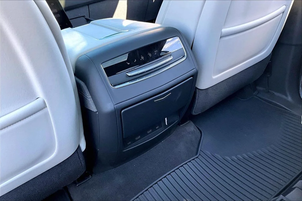 Used 2025 White Cadillac V-Series image 25