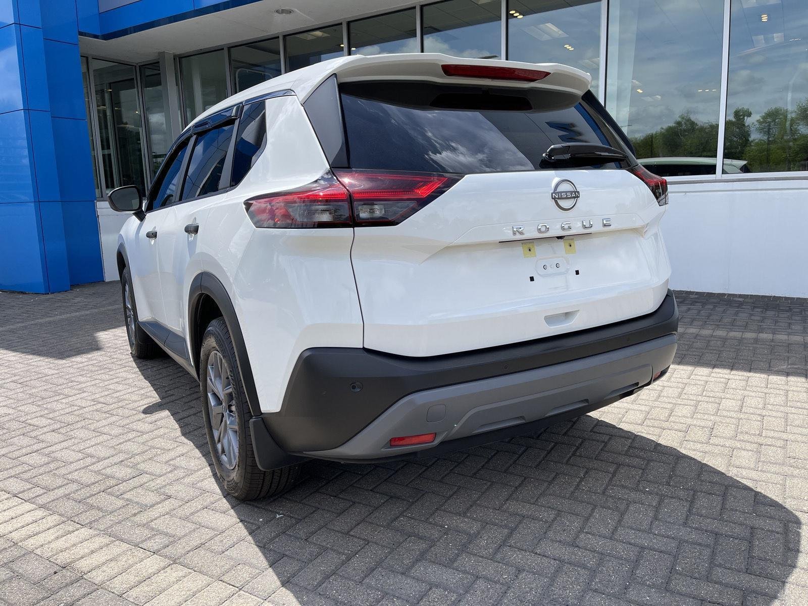 Used 2023 Glacier White Nissan S image 3